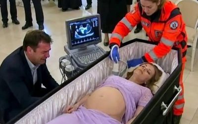 While they were preparing his pregnant wife’s body for cremation, the husband asked to open the coffin one last time