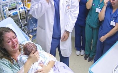 She walked into the hospital alone to give birth… and moments after her baby was born, the doctor looked at him and suddenly broke down in tears. – usnews
