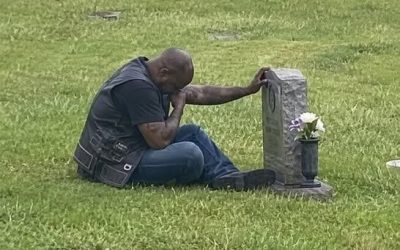 A BIKER CAME TO MY WIFE’S GRAVE EVERY SINGLE WEEK, AND FOR MONTHS, I HAD NO IDEA WHO HE WAS.