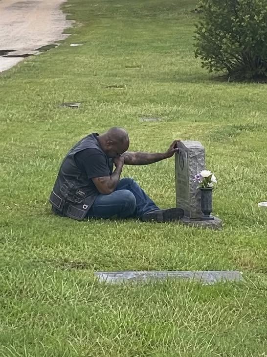 A BIKER CAME TO MY WIFE’S GRAVE EVERY SINGLE WEEK, AND FOR MONTHS, I HAD NO IDEA WHO HE WAS.